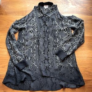 Parker 100% silk blouse with shoulder cut out Small